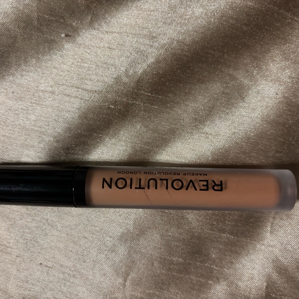 Revolution Make Up Bundle Set - Picture 8 of 8